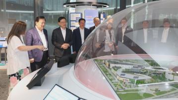 夏寶龍夜遊山頂　在李家超與羅淑佩陪同下考察啟德體育園