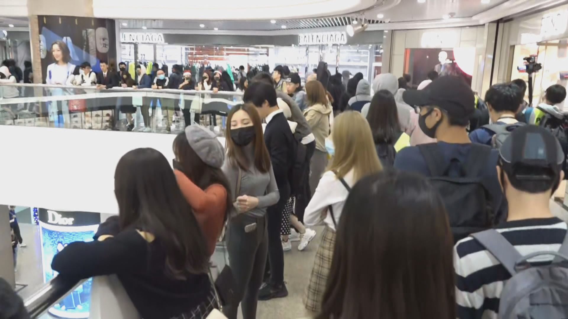 時代廣場有黑衣人聚集並遊走商場各層