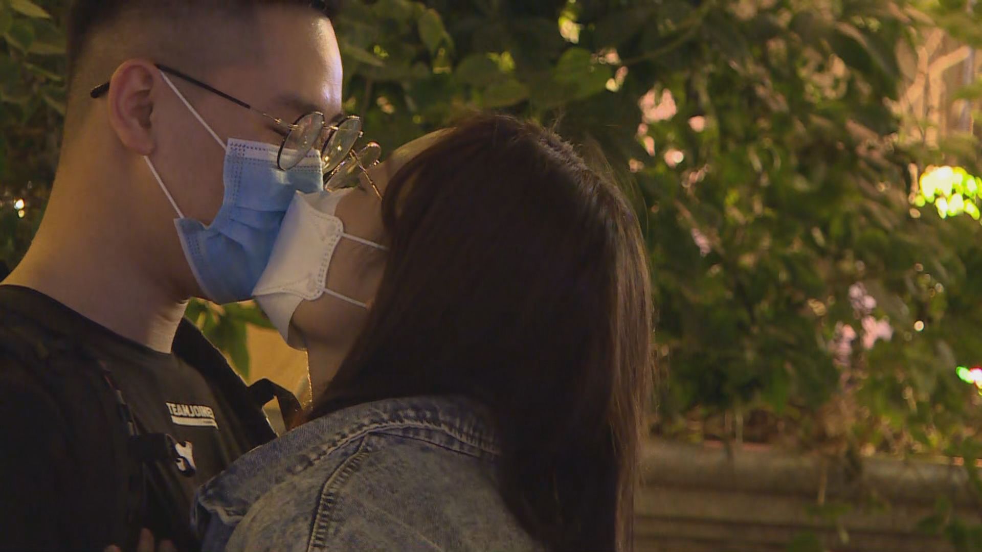 【疫情下平安夜】尖沙咀海旁人頭湧湧　 市民外出感受節日氣氛