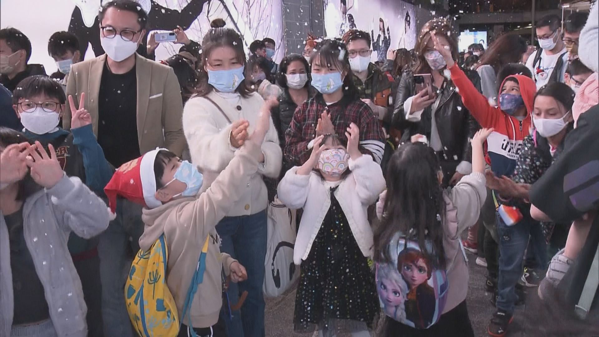 不少市民趁平安夜外出慶祝