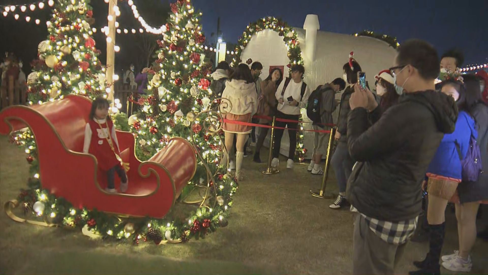 不少市民趁平安夜外出慶祝　多區人頭湧湧