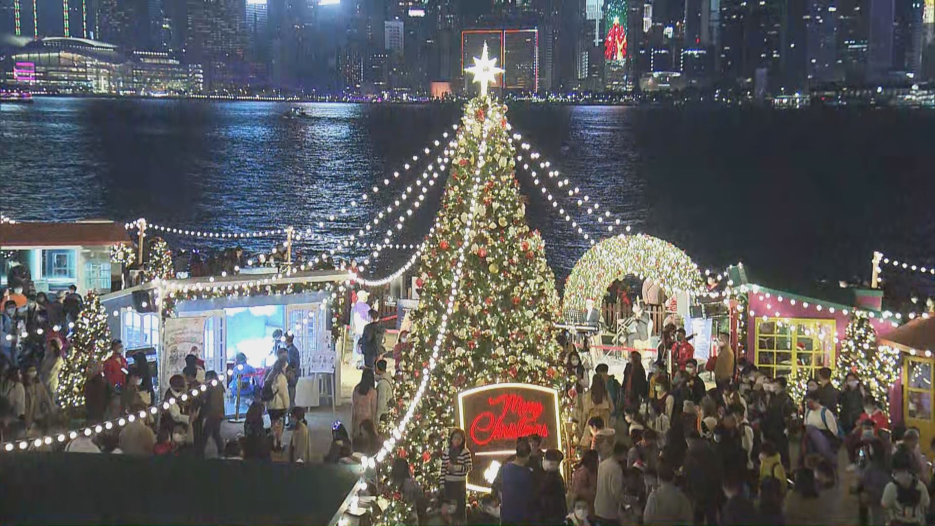 不少市民趁平安夜外出慶祝　多區人頭湧湧