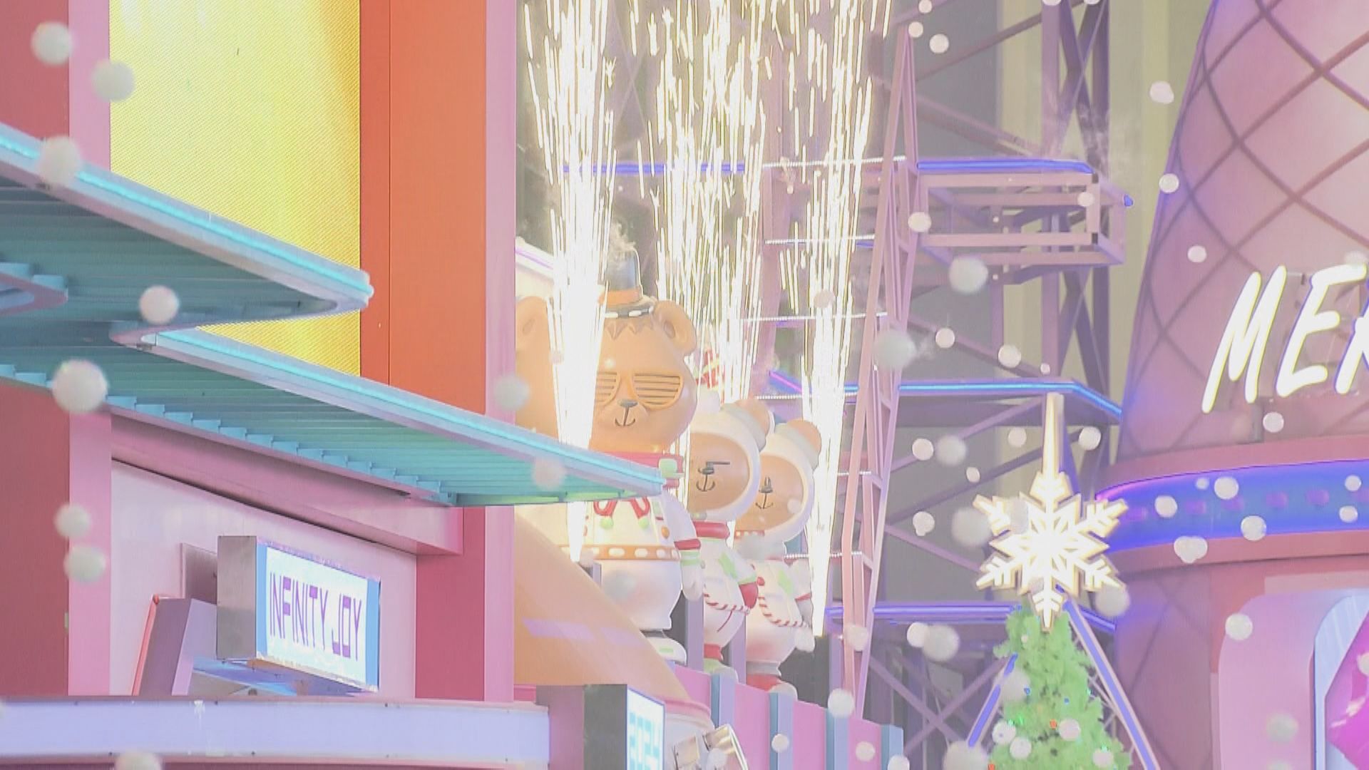 有商場發放煙火及「飄雪」 吸引大批市民圍觀