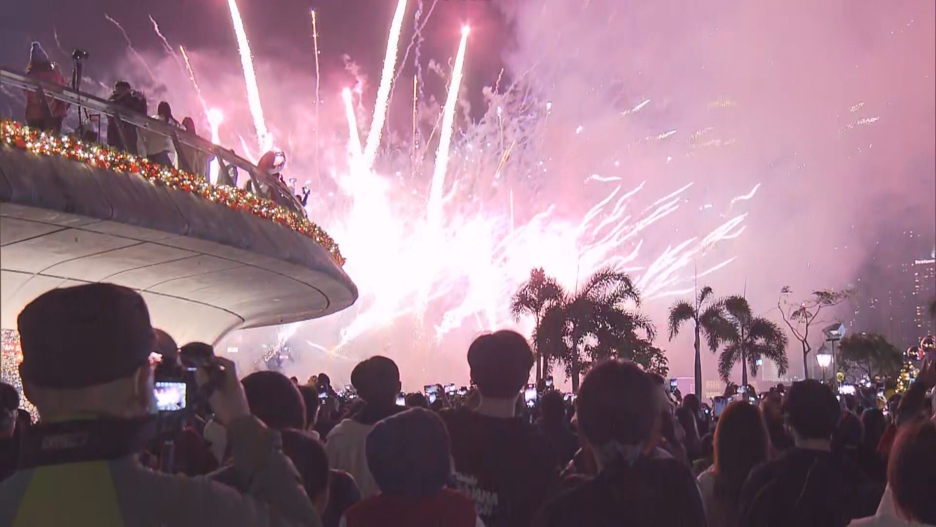 維港水上煙火表演 吸引大批市民圍觀