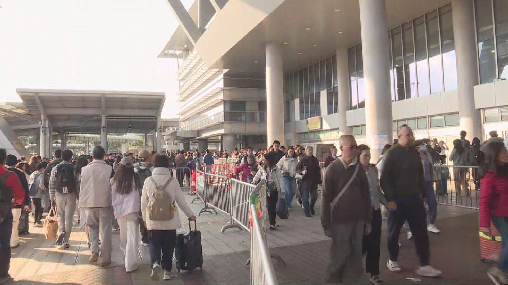 聖誕節｜首兩天假期出入境逾243.4萬人次　入境處籲周日避開繁忙時段過關