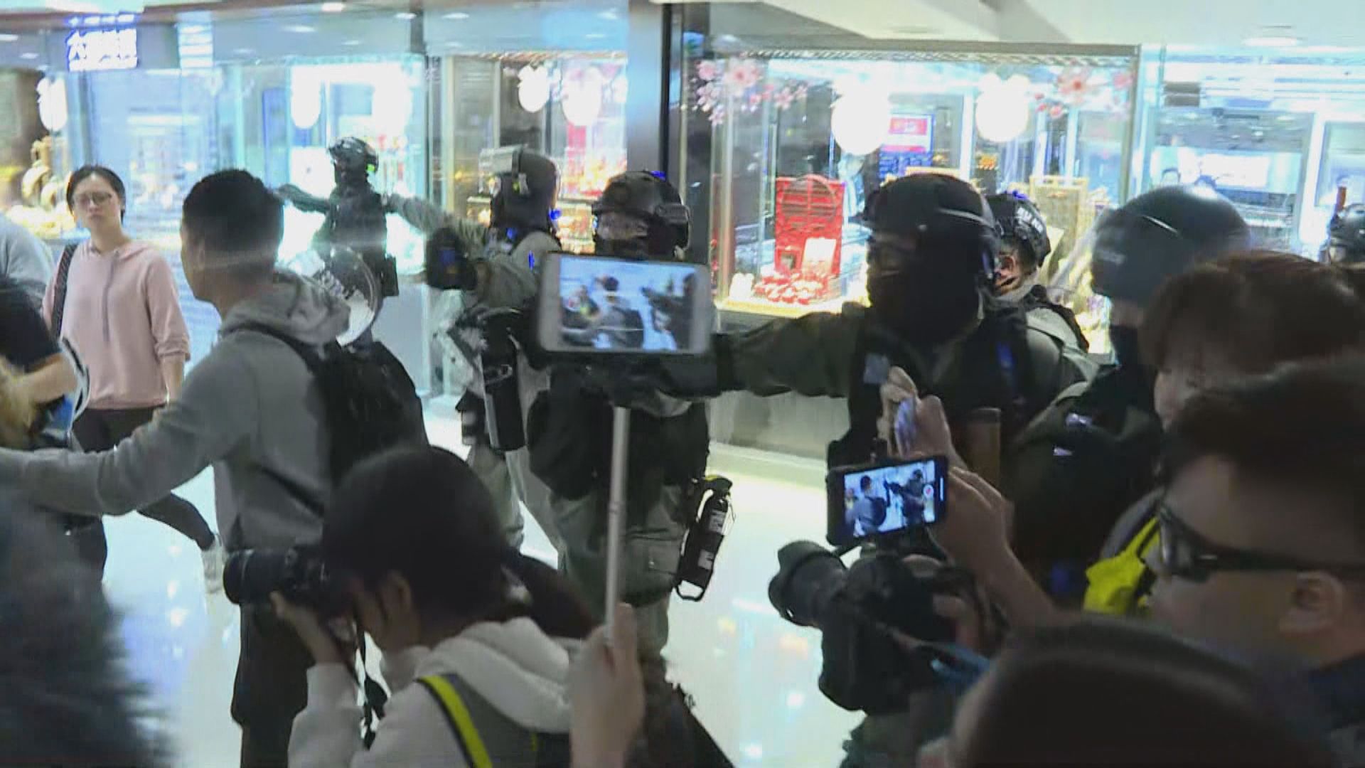 警方進入德福商場噴胡椒噴劑驅散群眾