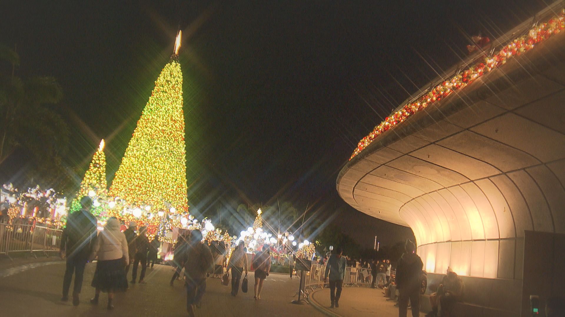 【氣氛熾熱】聖誕節燈飾閃耀各區(三)
