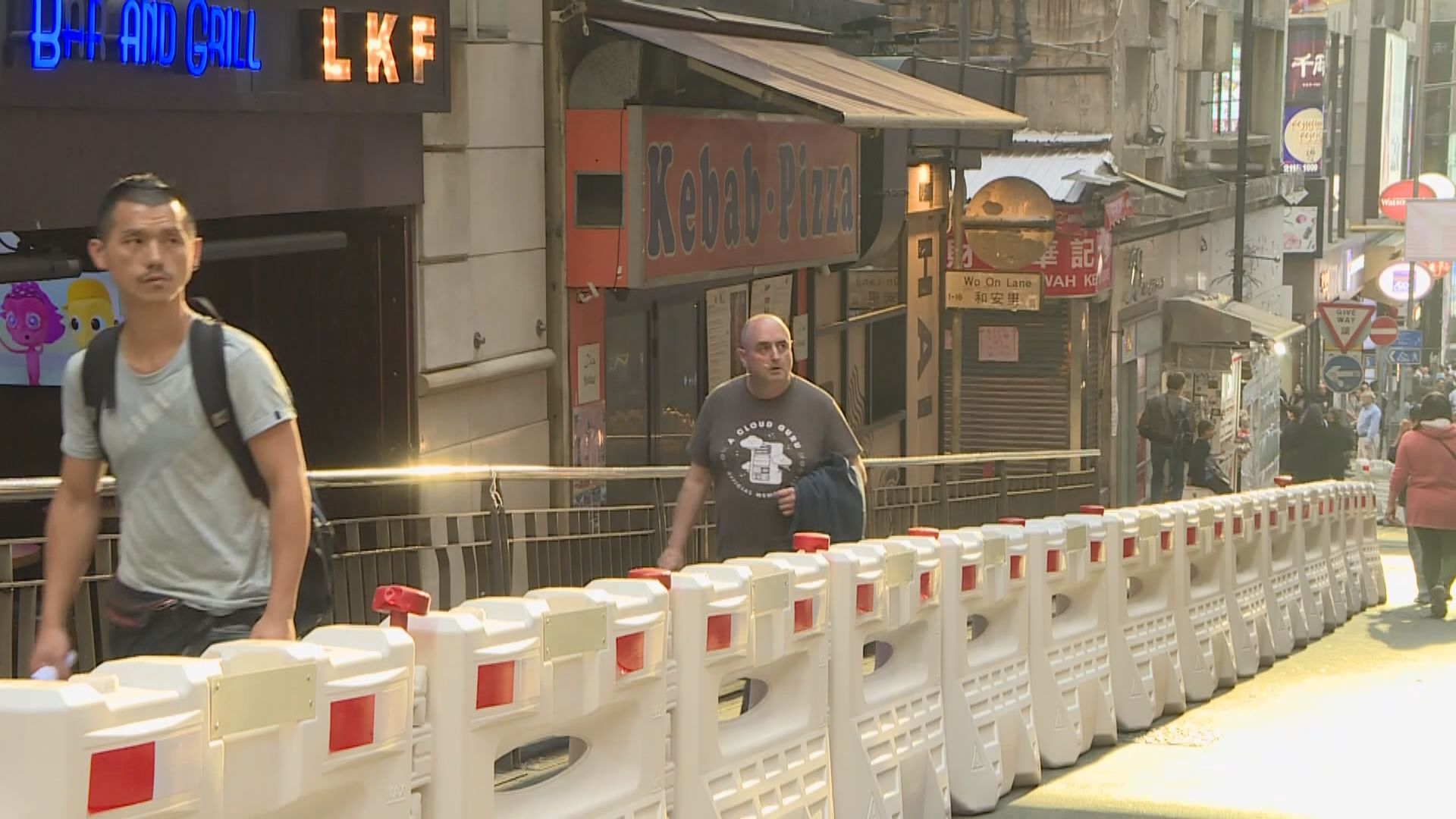 警方在蘭桂坊開始分階段封路