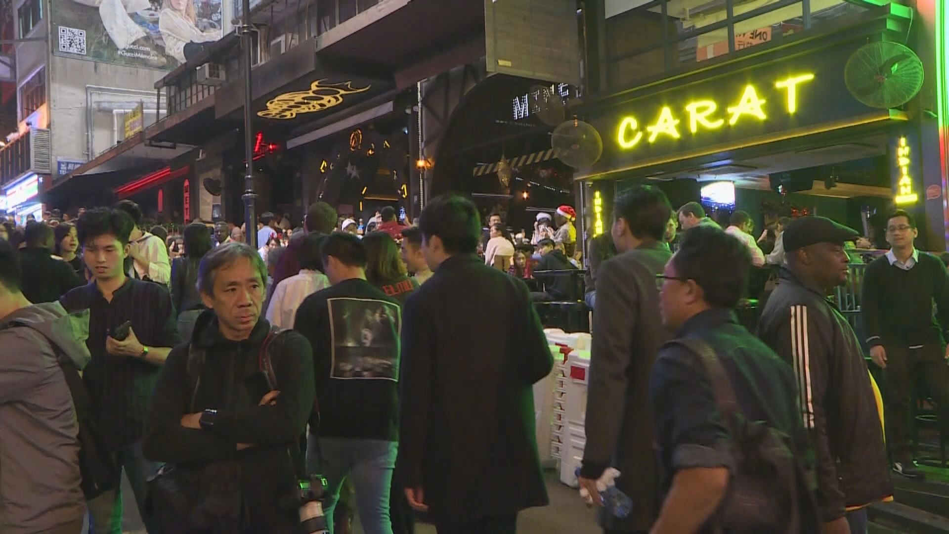 蘭桂坊有市民表示平安夜氣氛比往年差