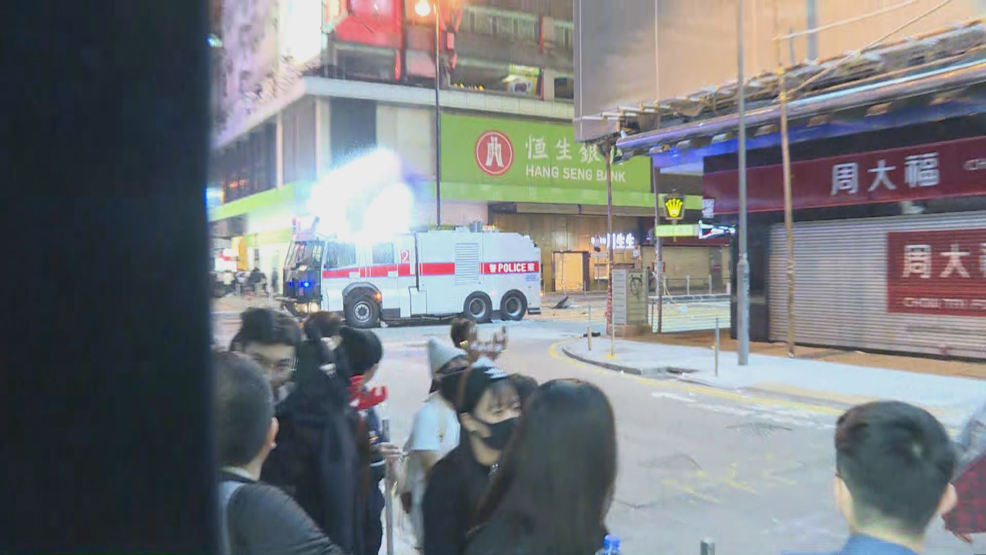 午夜水炮車駛至旺角發射水炮