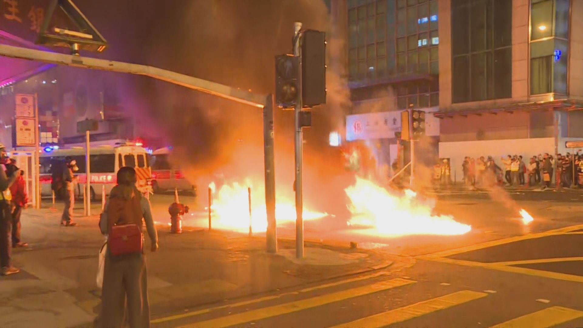 有警車準備駛離現場時被汽油彈擲中