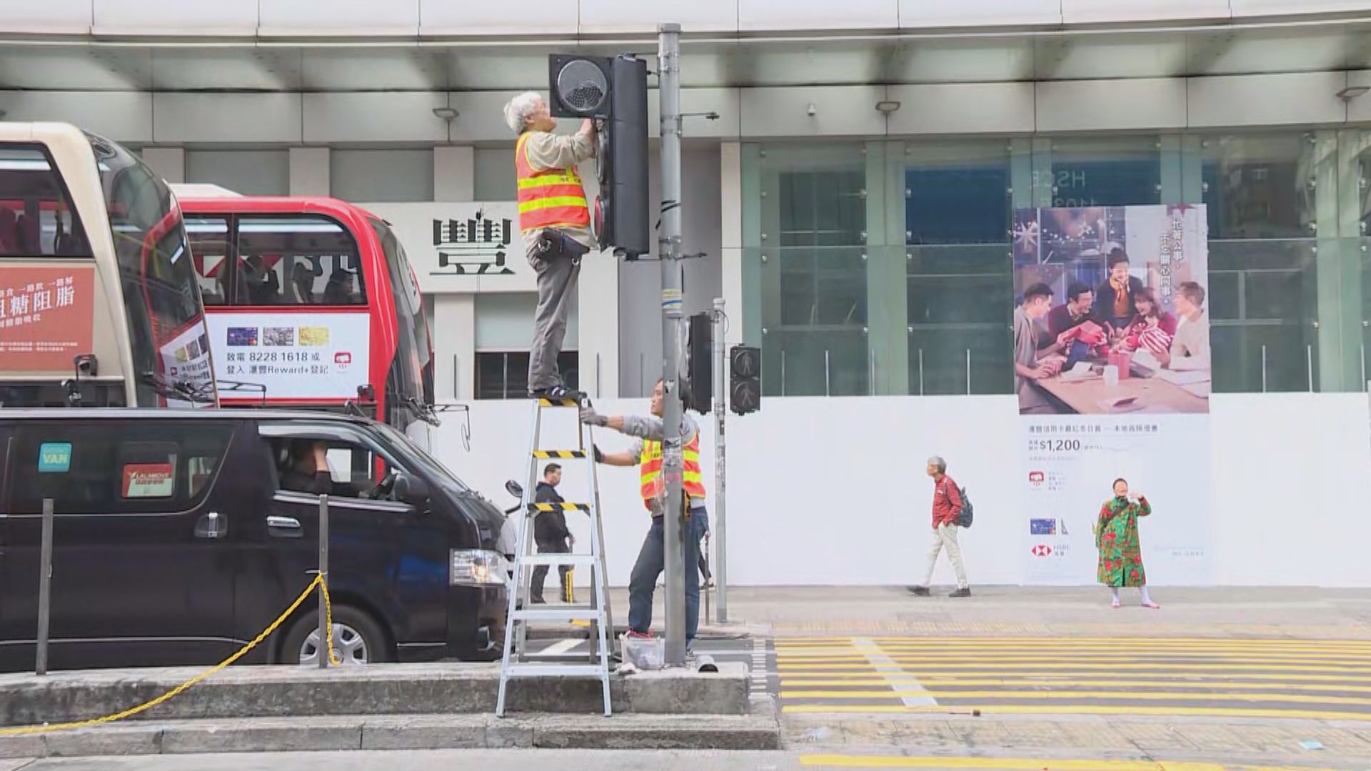 機電工程署人員到旺角維修交通燈