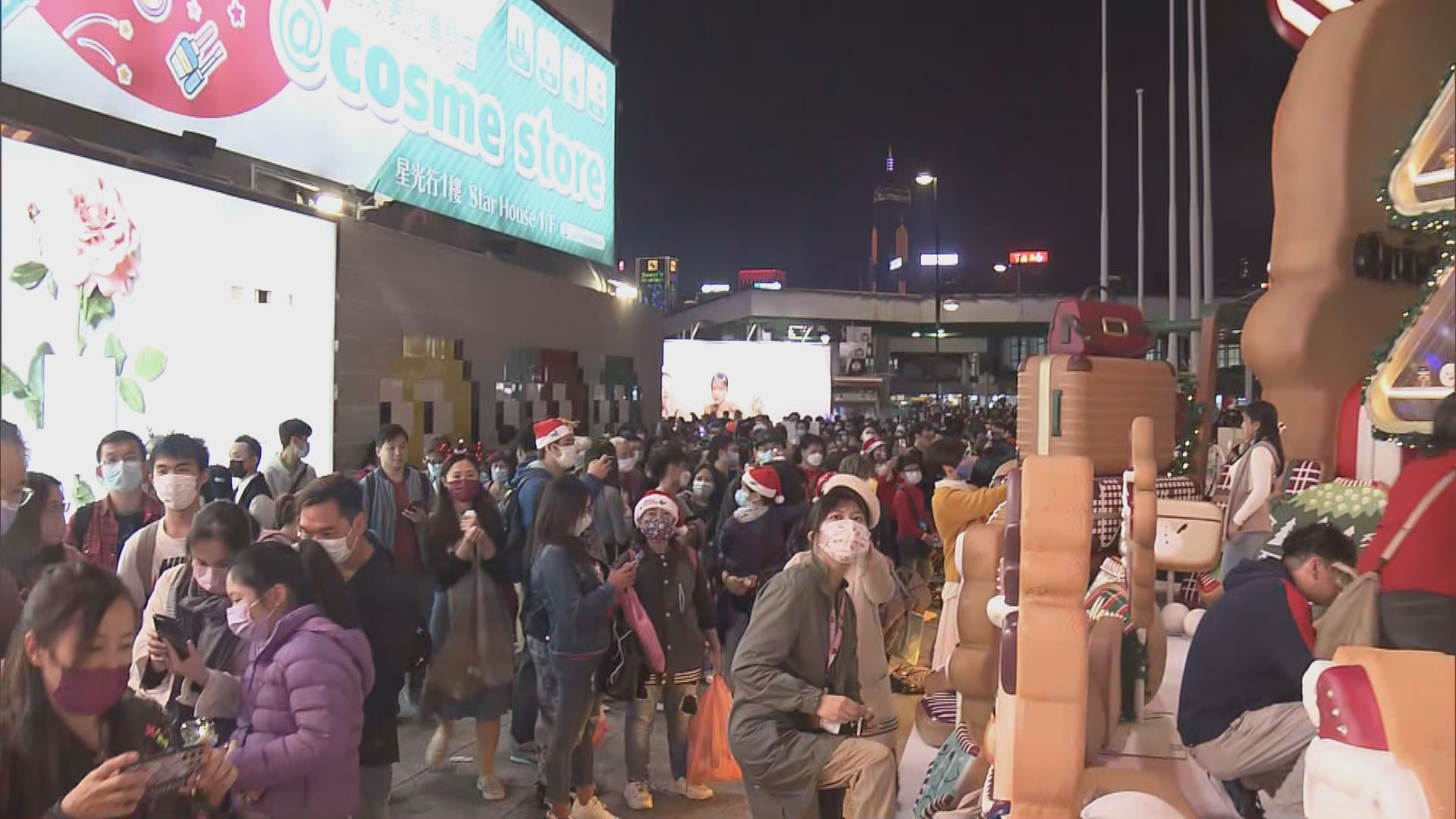 尖沙咀人頭湧湧　大批市民扶老攜幼慶祝聖誕