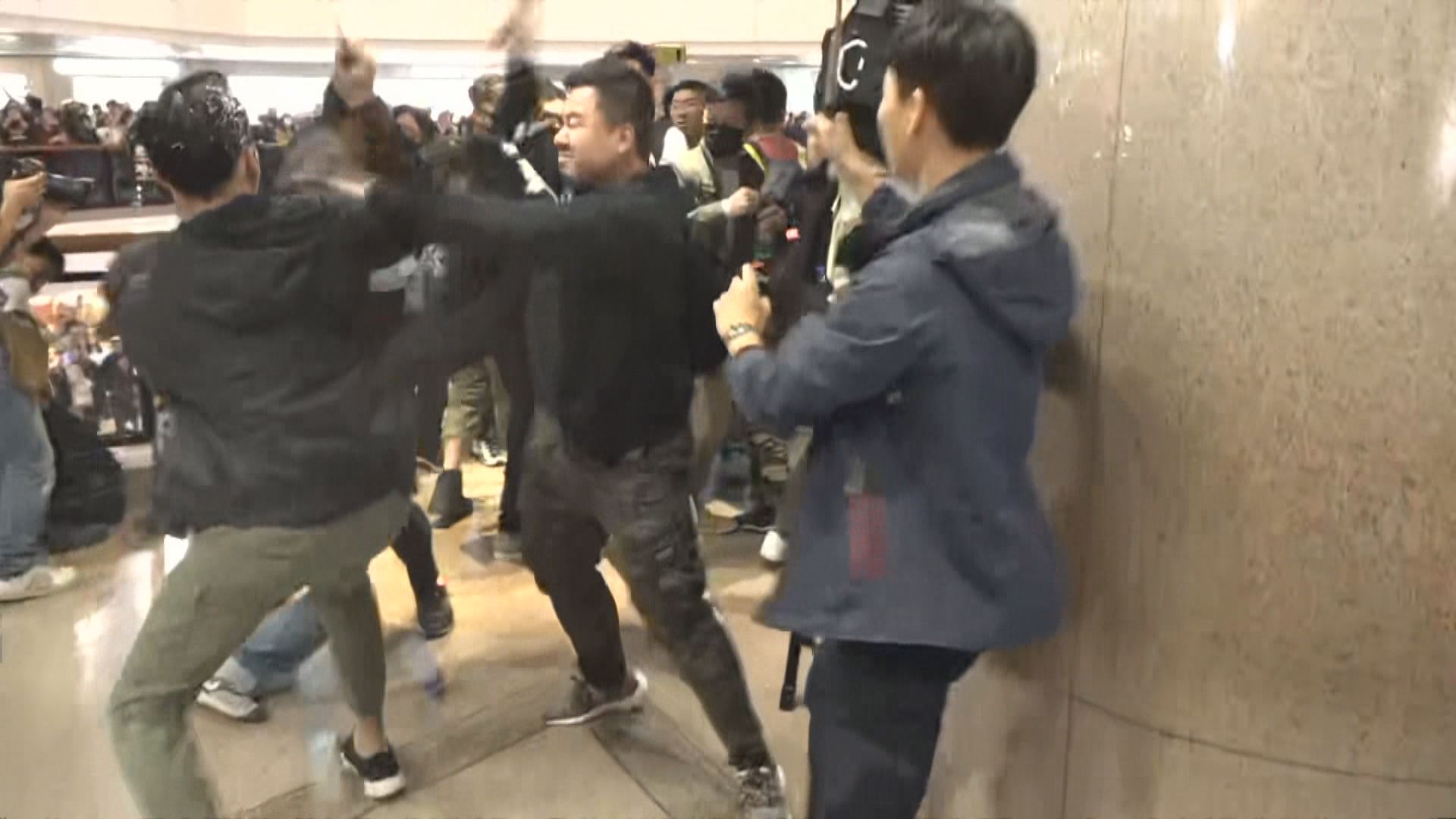 多個商場有人聚集　警施放胡椒噴霧驅散