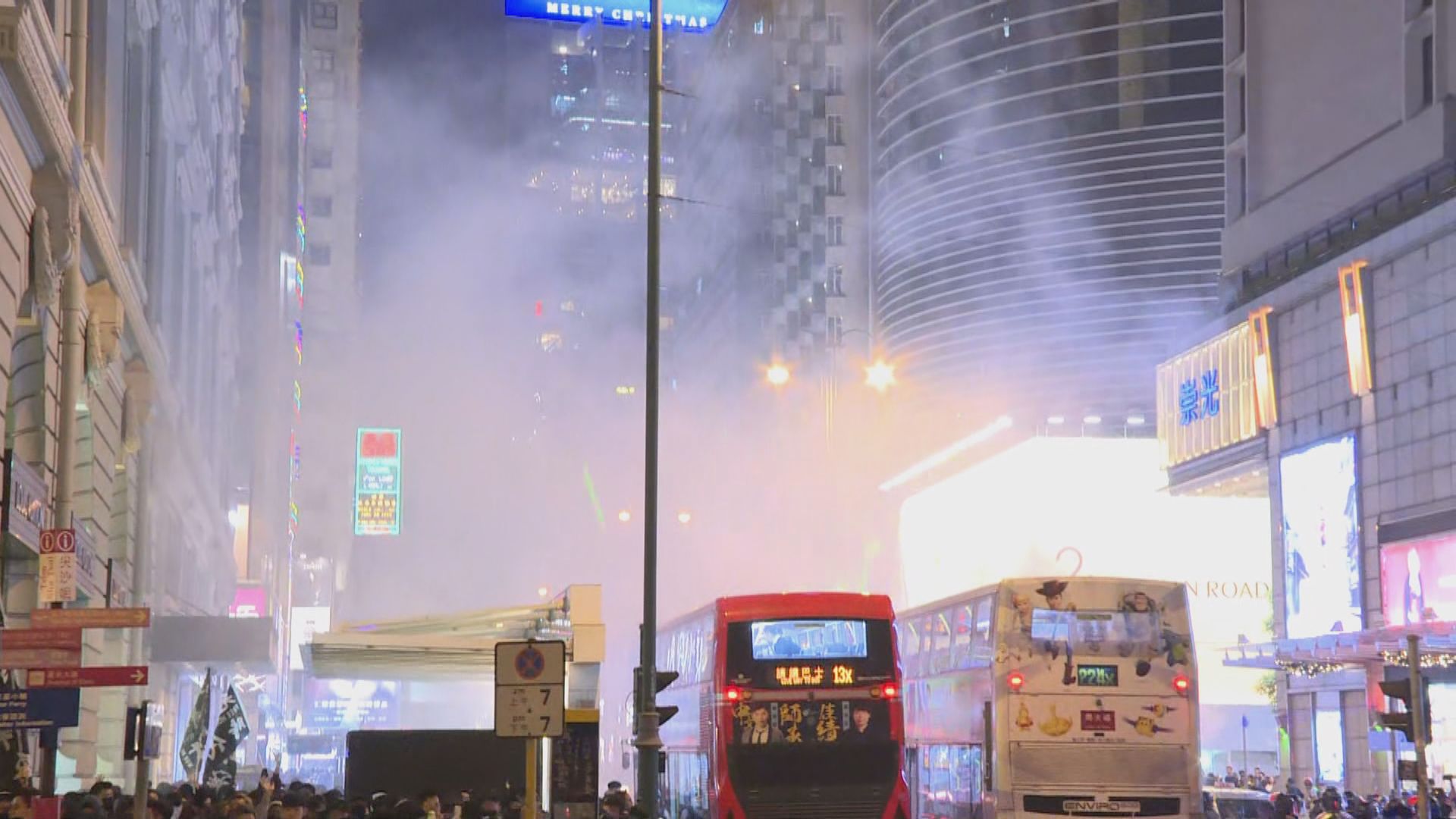 有示威者走出彌敦道　警方施放催淚彈驅散
