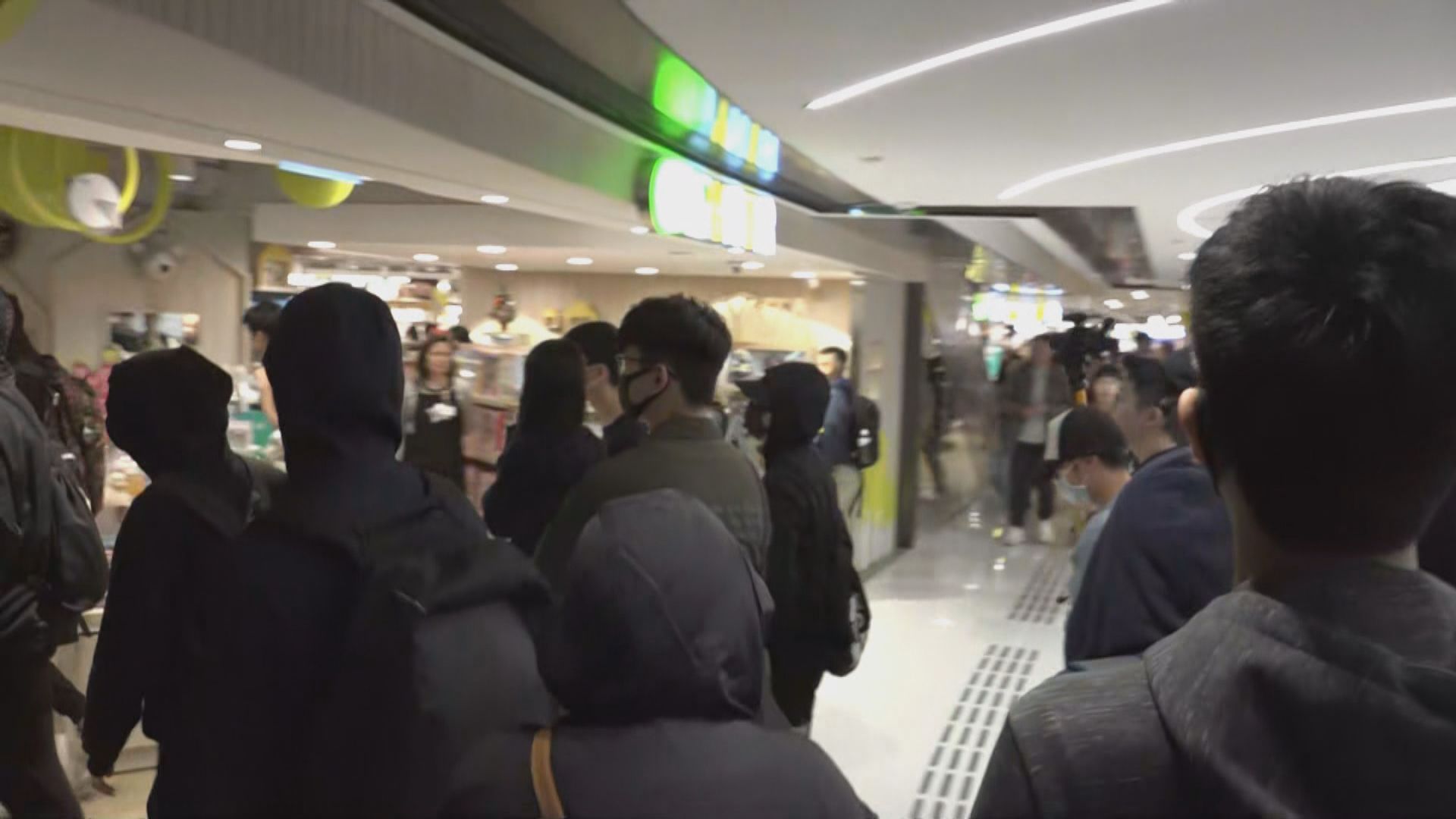 新城市廣場有黑衣人聚集並遊走各層