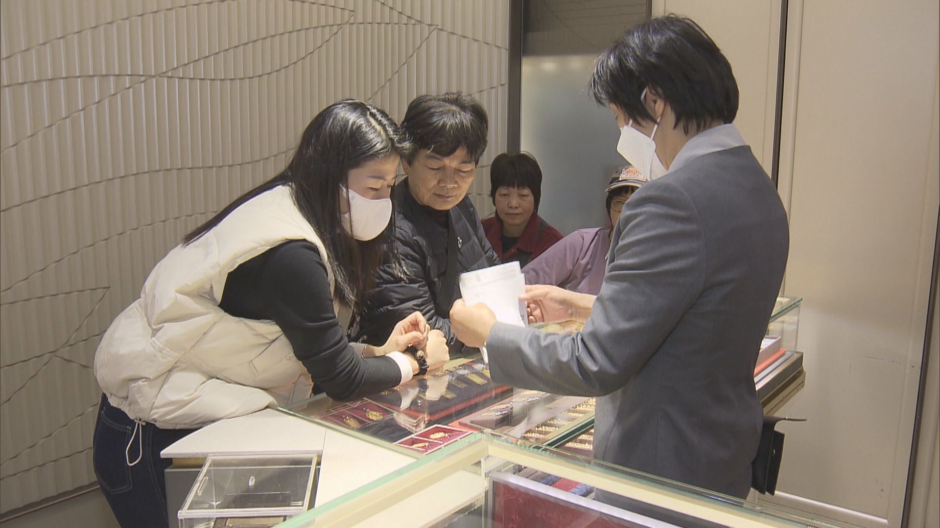 【零售回暖】珠寶業稱恢復一簽多行聖誕人流增　藥房料生意多兩成