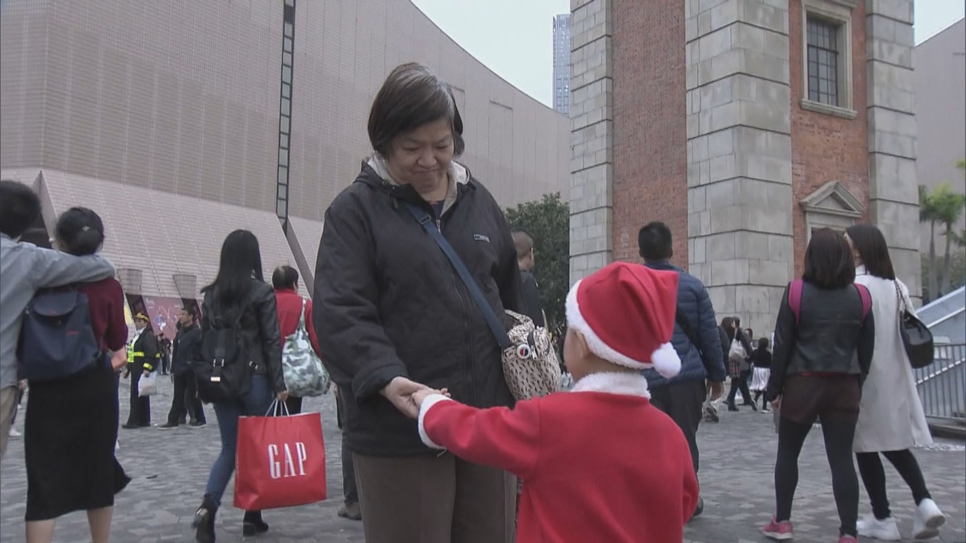 不少市民到尖沙咀度平安夜