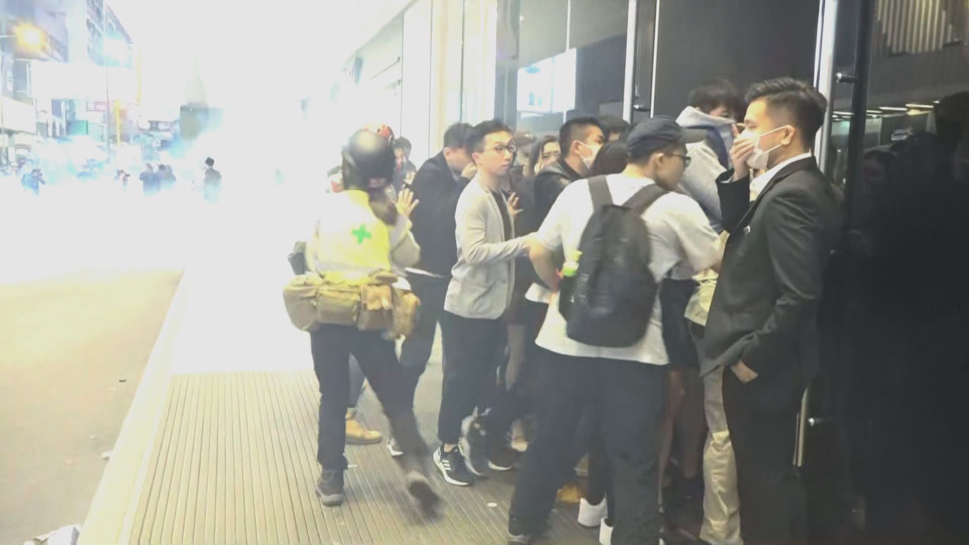 尖沙咀有人聚集　警方施放催淚彈驅散