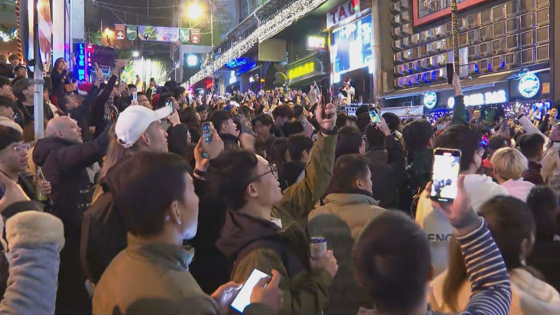 市民外出慶祝平安夜 中環、尖沙咀一帶氣氛熱鬧