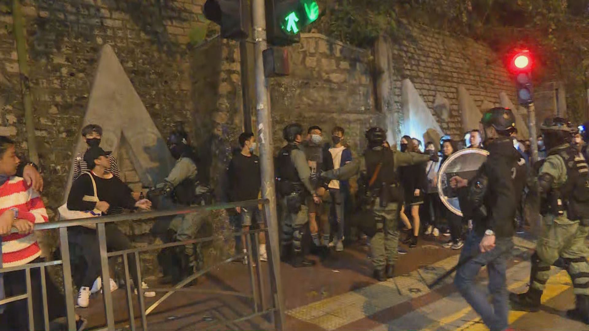 一批市民由銅鑼灣步行往中環期間遭警截查帶走