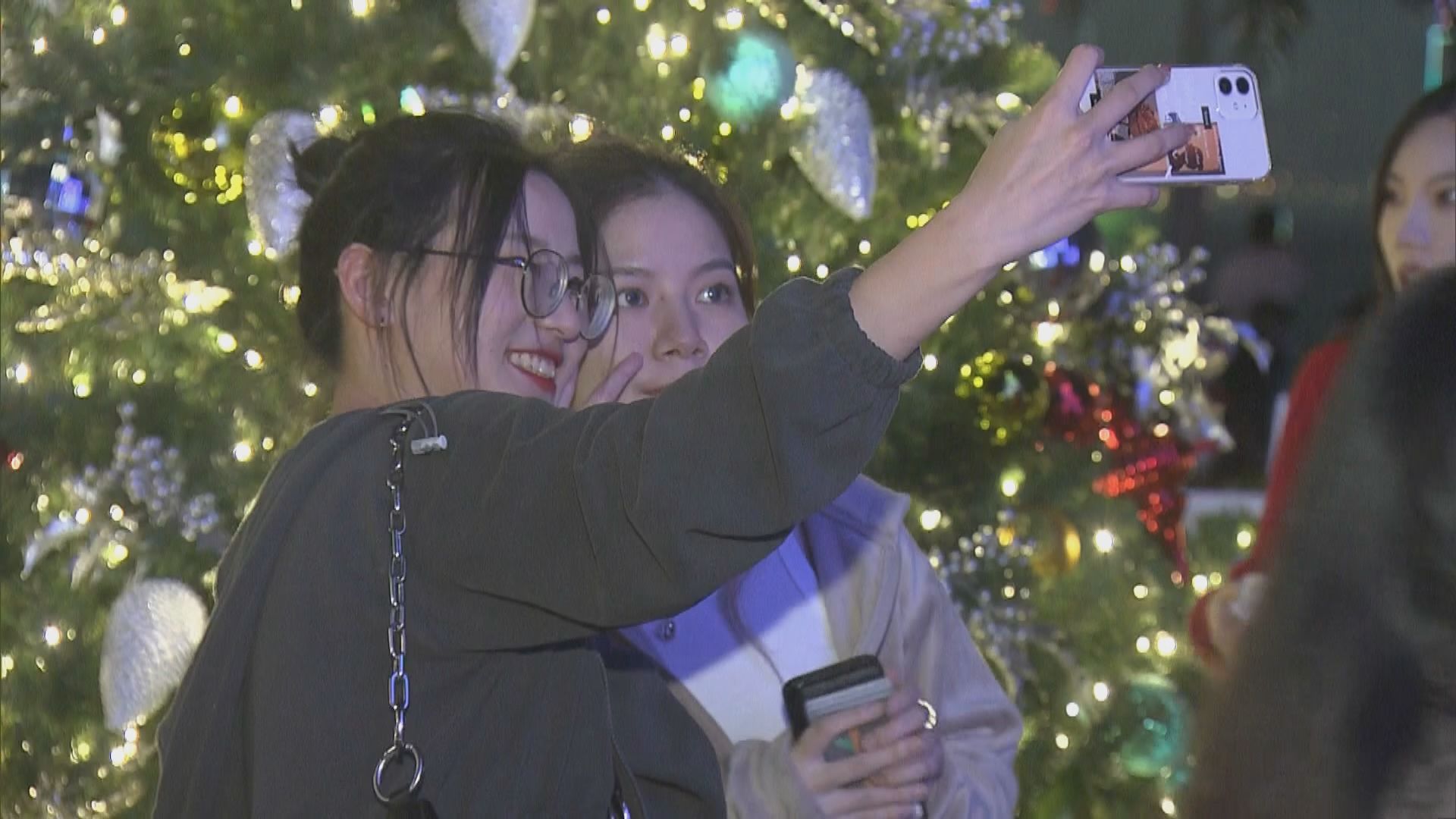 市民平安夜出外迎接聖誕　西九巨型聖誕樹成焦點