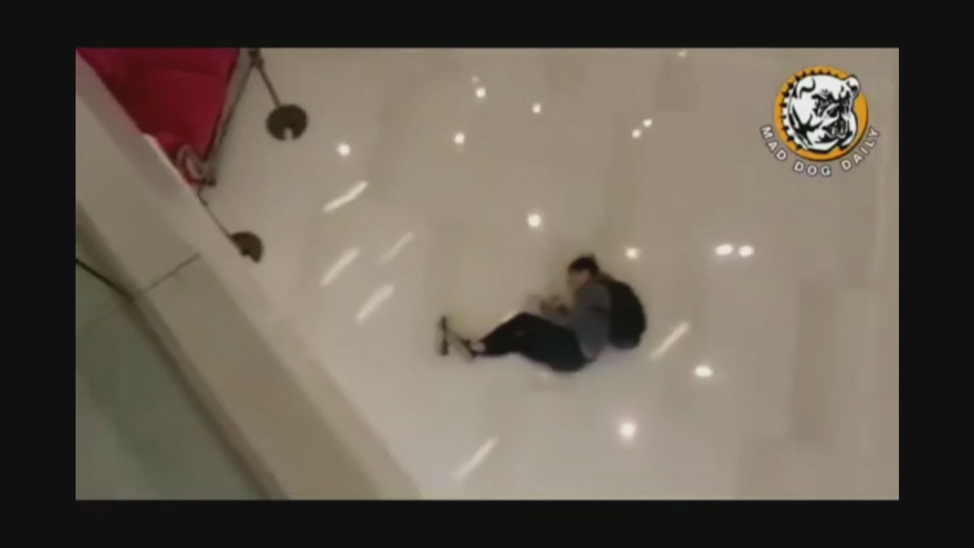元朗形點商場一男子從高處墮下