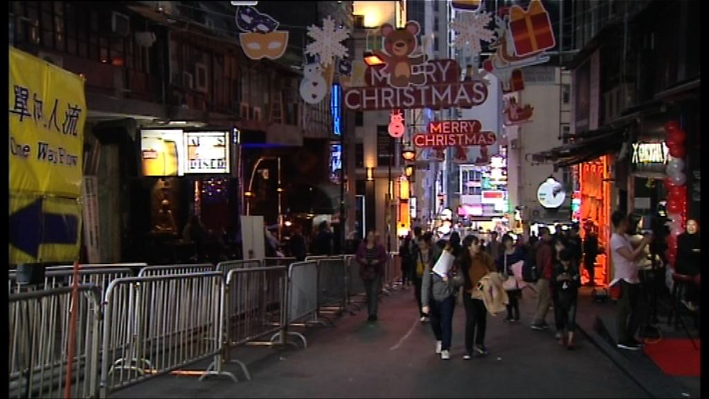 市民到尖沙咀蘭桂坊度平安夜