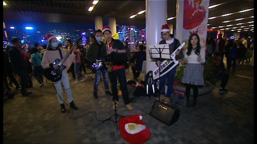 平安夜　市民到尖沙咀海旁觀賞燈飾