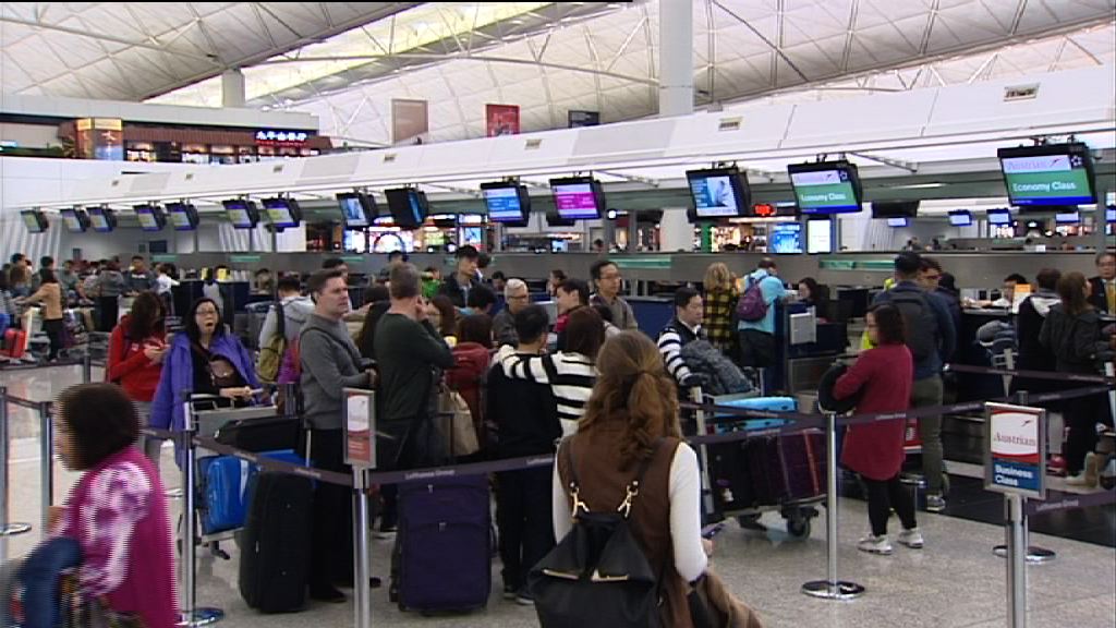 聖誕假期開始　機場櫃檯現人龍