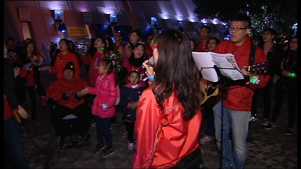 年輕人報佳音添節日氣氛