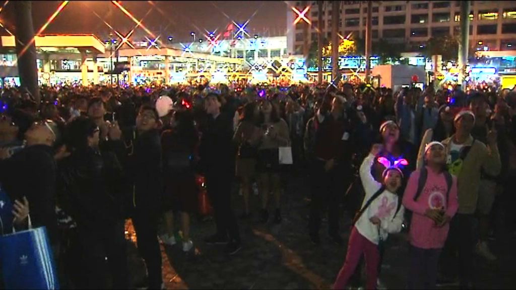 大批市民倒數迎接聖誕節