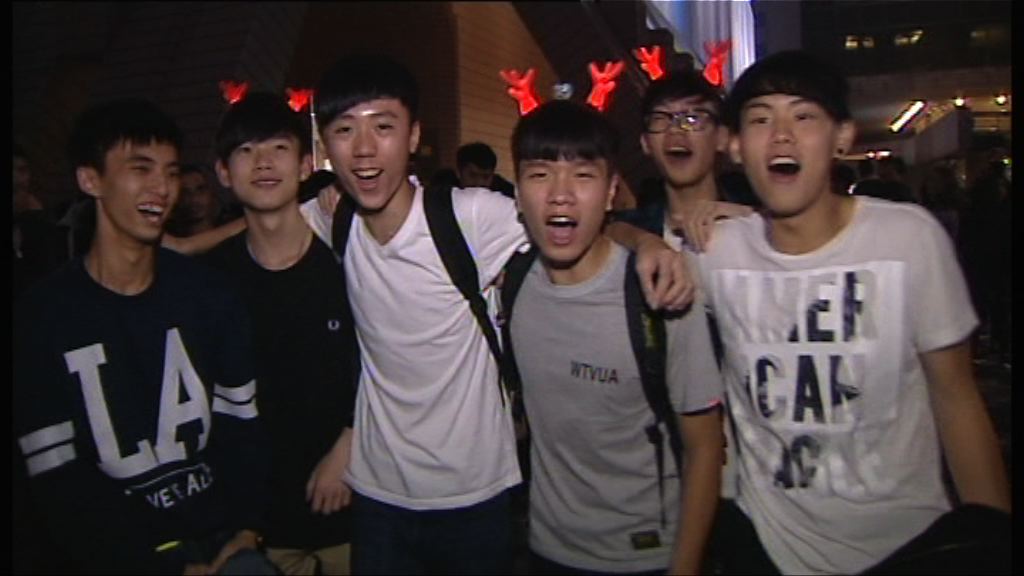 市民平安夜到尖沙咀海旁倒數