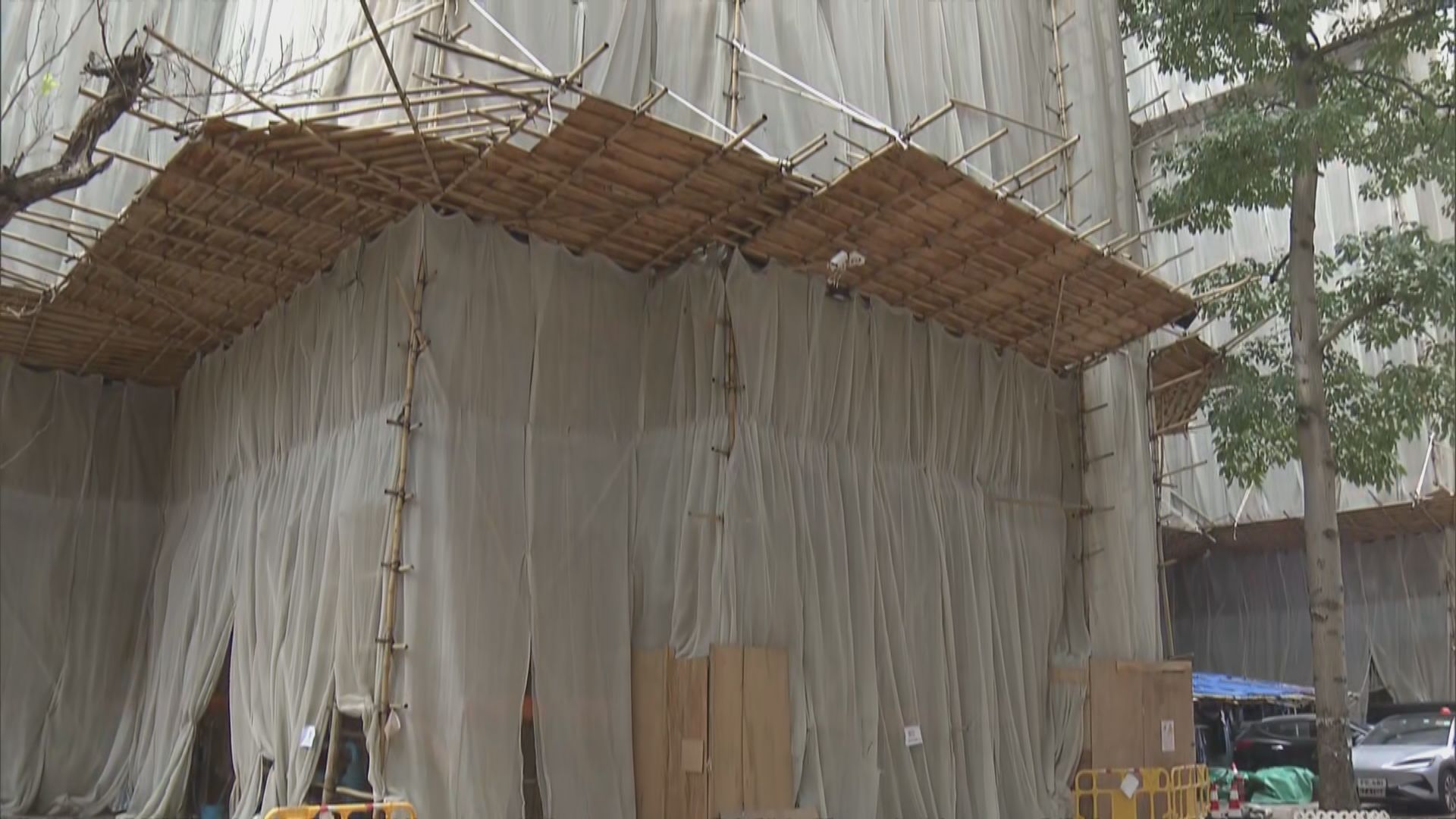 房屋局要求怡閣苑工程承建商移除膠板　考慮檢控