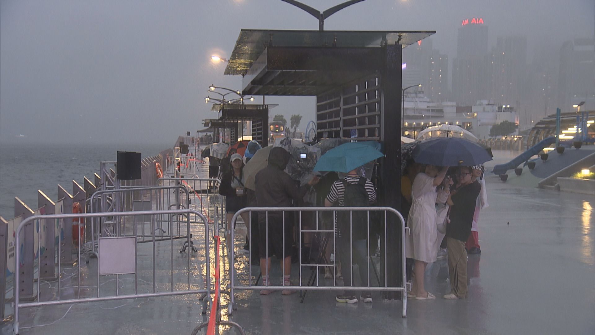 天文台一日三發黃雨 煙火表演取消