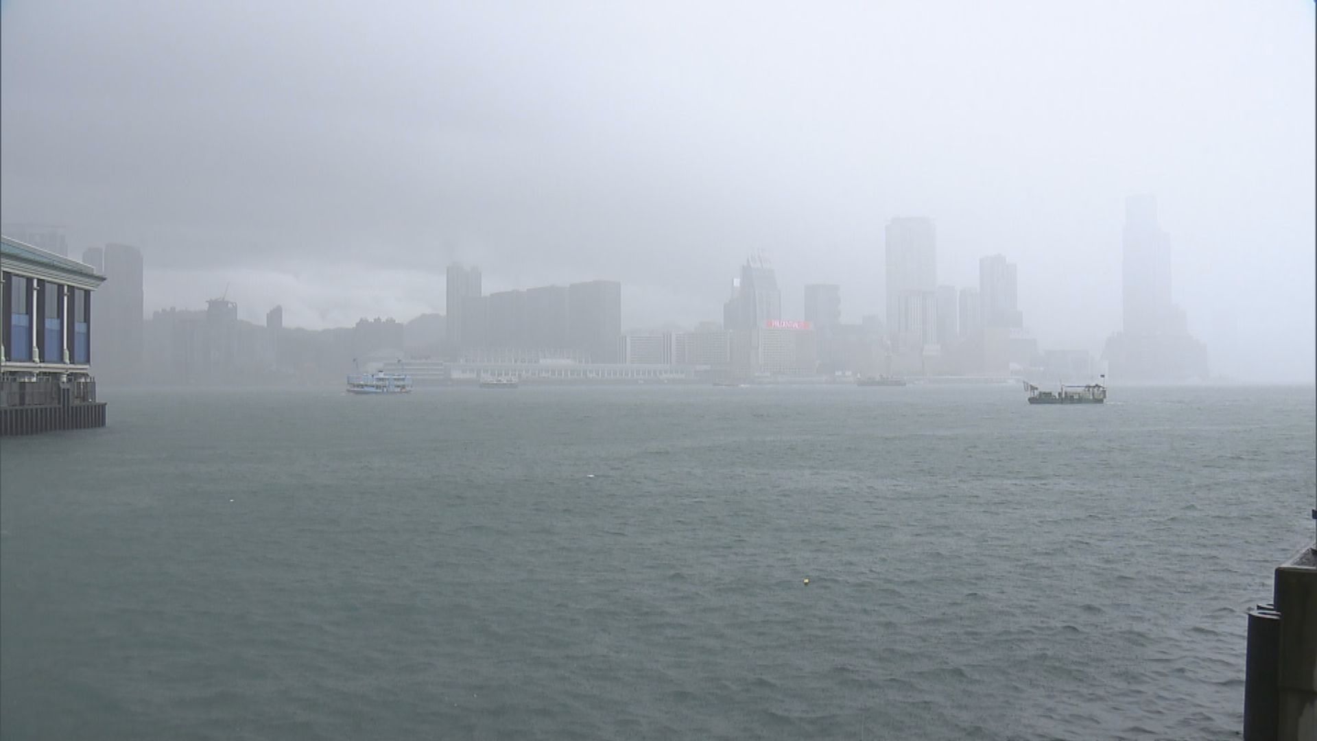 黃色暴雨警告生效　中環雨勢大一度看不清對面岸