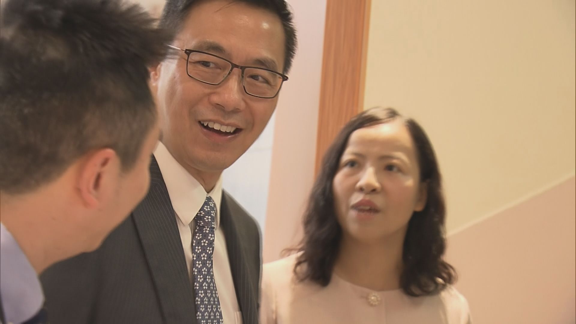 楊潤雄巡視學生開學情況