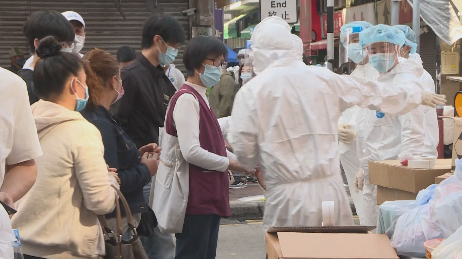 政府工作人員昨日到訪「受限區域」內逾3240個住戶