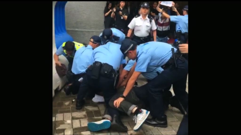 有團體趁張德江訪港時示威及掛直幡