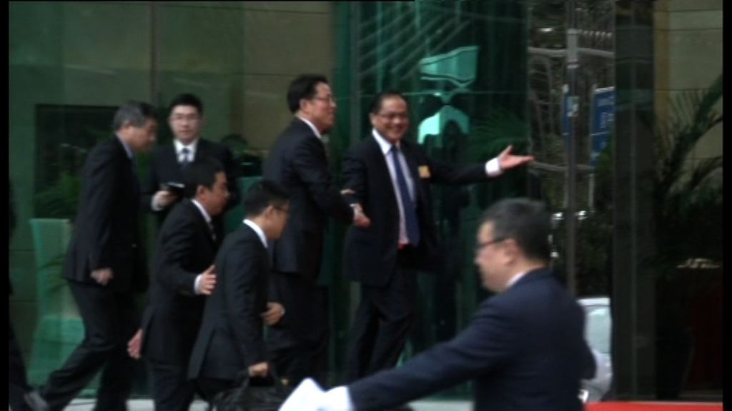 梁振英宣布不連任後張曉明首現身