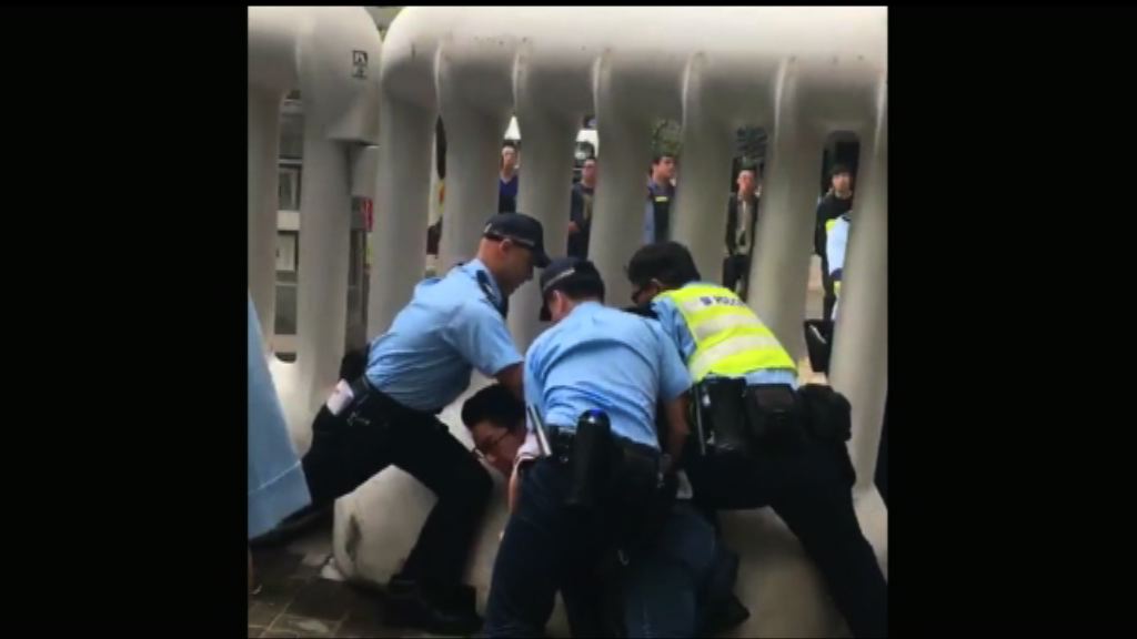 香港眾志成員於港灣道示威被警員阻止