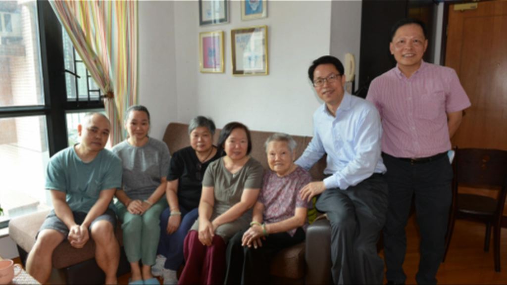 張曉明上周五兩度落區探訪市民